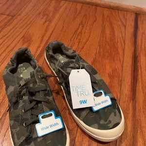 Camouflage size9w (NWT)